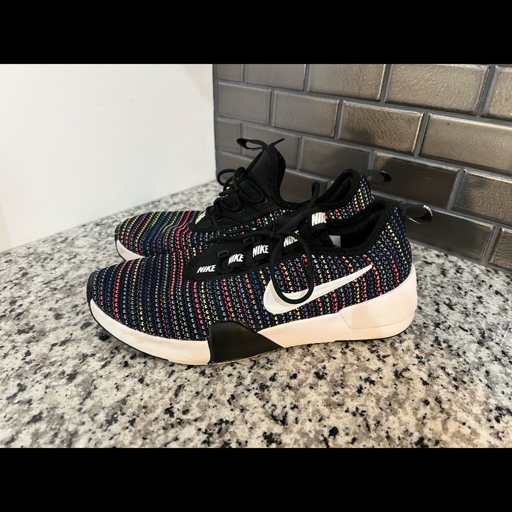 Nike Flyknit Women’s sz 7y multicolored sneakers, EUC!!